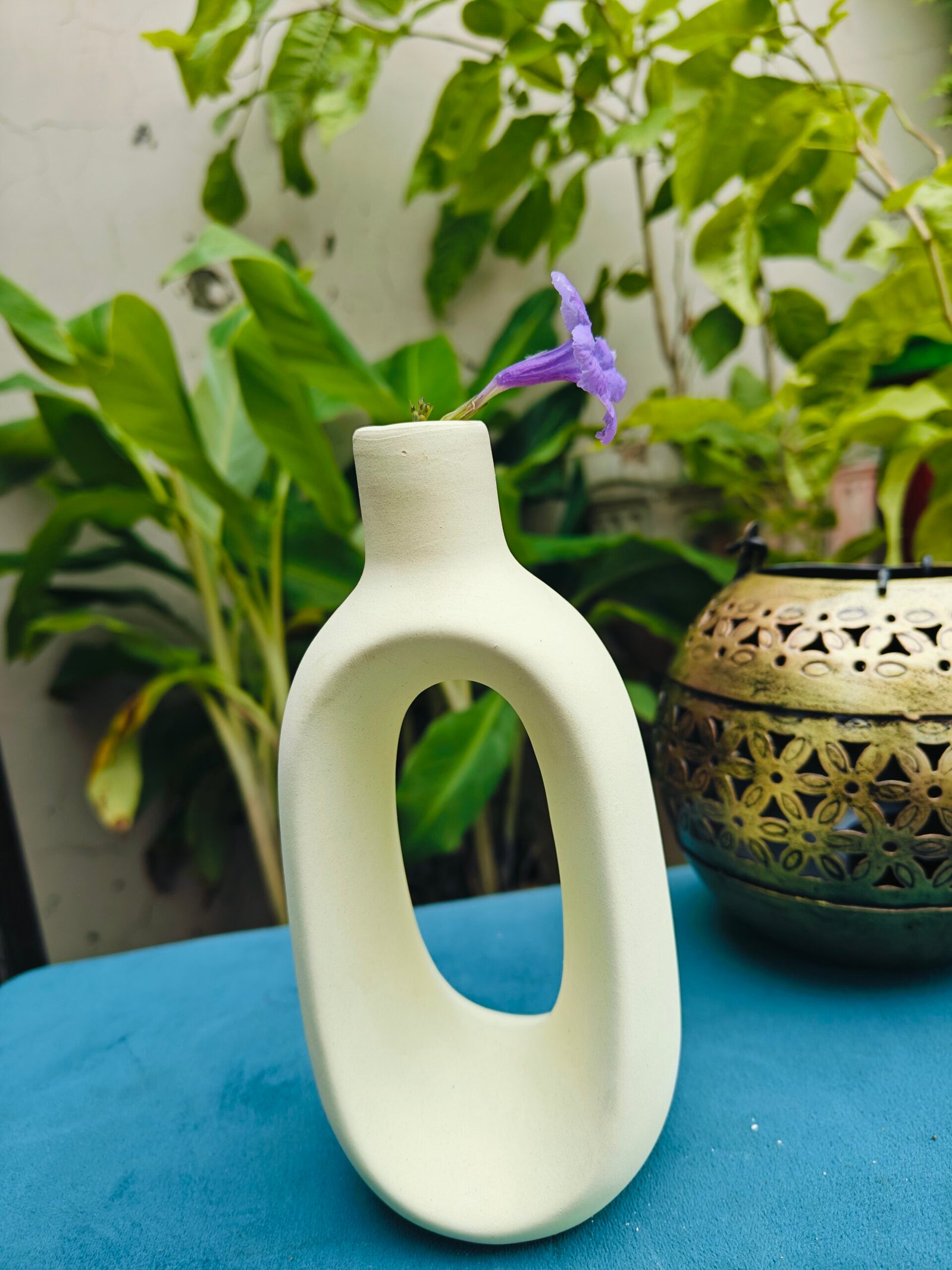 Exquisite Light Yellow Oval-Shaped Flower Vase