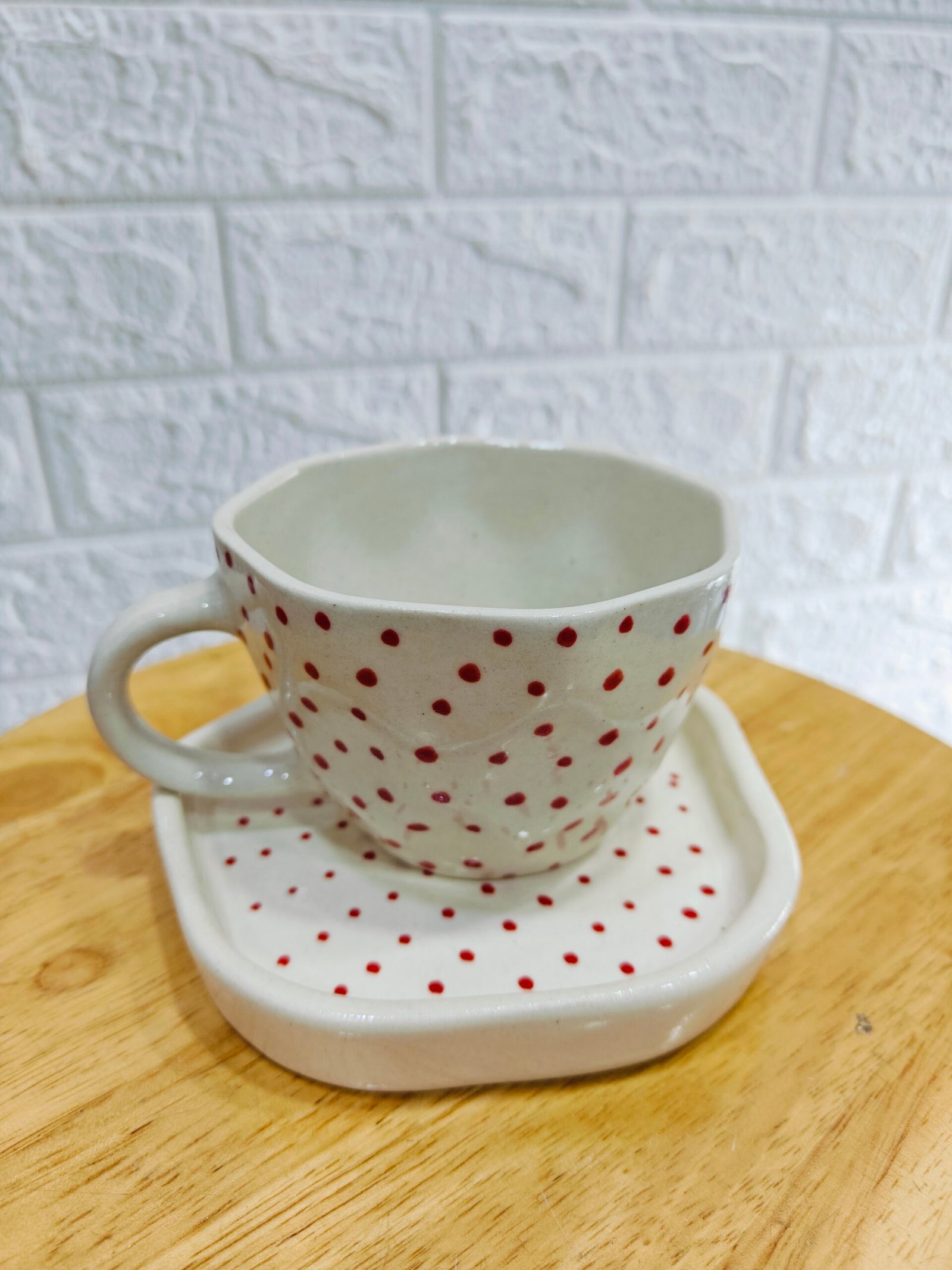 Ceramic Mug with Saucer: Red Dot Print(200ml)